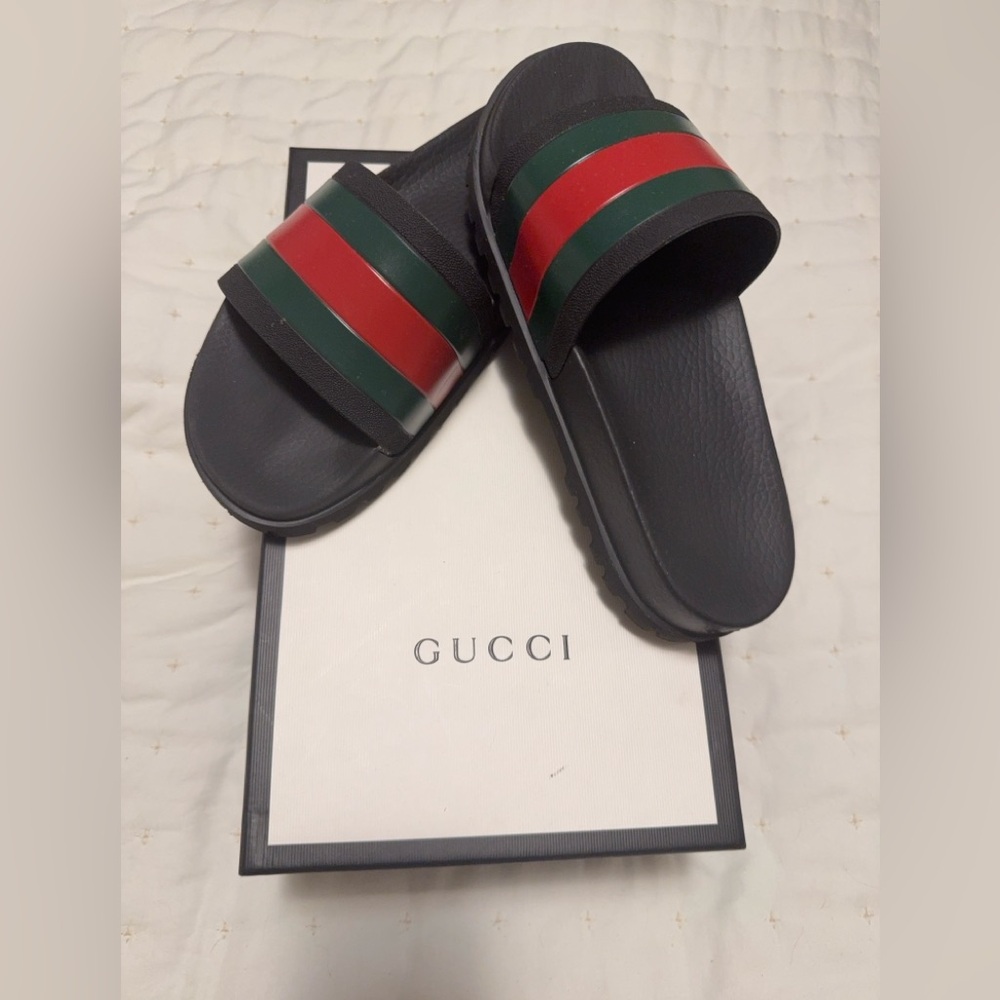 Gucci Men's Black Slides with Red and Green Stripes